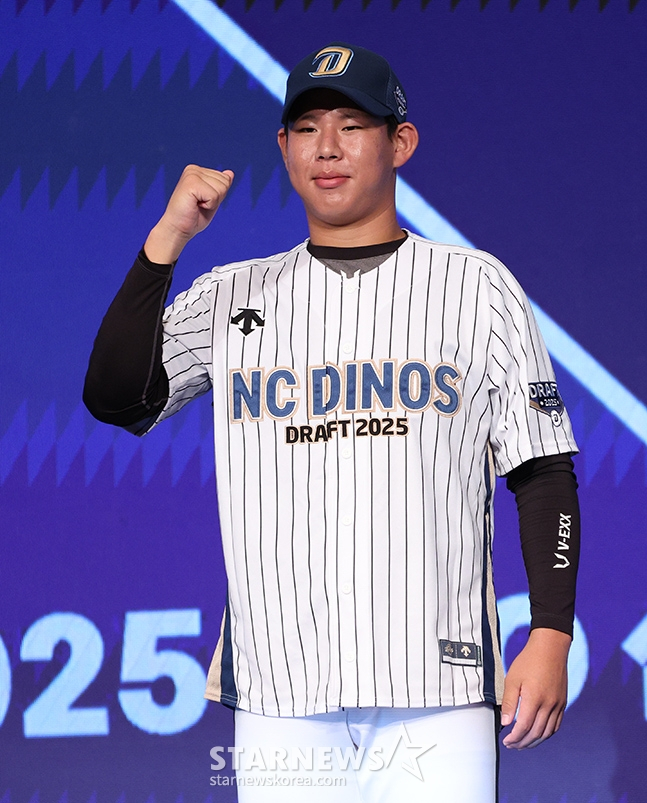 11일 오후 2시 서울 롯데호텔 월드 크리스탈 볼룸에서 열린 2025 KBO 신인 드래프트에서 NC의 6라운드 지명을 받은 대구상원고 투수 이세민이 포즈를 취하고 있다. /사진=김진경 대기자 