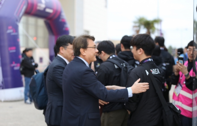 이우영 한국산업인력공단이사장이 11일(현지시간) 프랑스 리옹 유로엑스포에서 열린 2024 국제기능올림픽에 참가하는 선수단을 격려하고 있다. /사진제공=한국산업인력공단