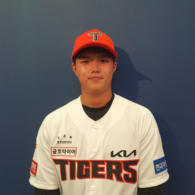 덕수고 김태형이 11일 서울 롯데호텔 월드 크리스탈 볼룸에서 열린 2025 KBO 신인드래프트에서 KIA의 전체 1라운드 5번으로 지명받은 뒤 인터뷰에 응하고 있다. /사진=김동윤 기자