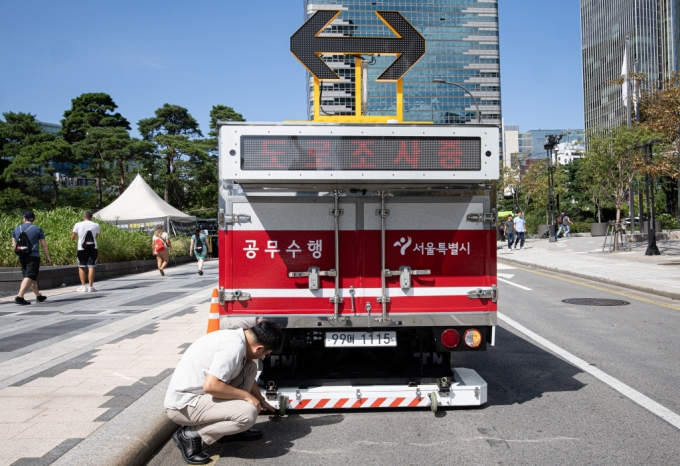 서울 도심에서 잇단 땅꺼짐(싱크홀) 사고가 발생해 지난 3일 중구 청계광장 인근에서 서울시 재난안전실 도로관리과 직원들이 땅꺼짐 탐사대 차량에 실린 장비를 점검 중인 모습./사진=뉴스1 