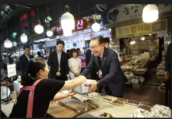 김완기 특허청장이 추석을 앞둔 지난 11일 대전 중리시장(대전시 대덕구)을 찾아 상인들을 격려하고, 명절 제수 용품을 구매했다./사진제공=특허청