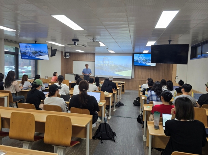 지난 11일 경상국립대학교에서 포스코엠텍 담당임원이 지속가능경영 특강을 진행하는 모습 