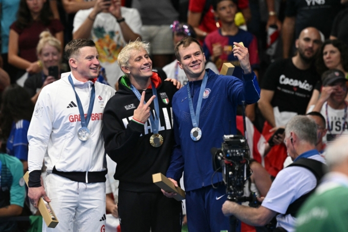 (왼쪽부터) 2024 파리 올림픽 수영 남자 평영 100m 시상식에서 애덤 피티(Adam Peaty, 영국), 니콜로 마르티넨기(Nicolo Martinenghi, 이탈리아), 닉 핑크(Nic Fink, 미국) 선수가 빅토리 셀피를 찍고 있는 모습