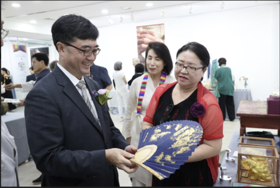 임기근 조달청장(왼쪽)이 지난 11일 서울 종로구 인사동 한국미술관에서 열리고 있는 '정부조달문화상품 추석맞이 인사동 여행展''을 찾아 무형문화재 등 장인이 직접 제작한 전통문화상품을 살펴보고 있다./사진제공=조달청