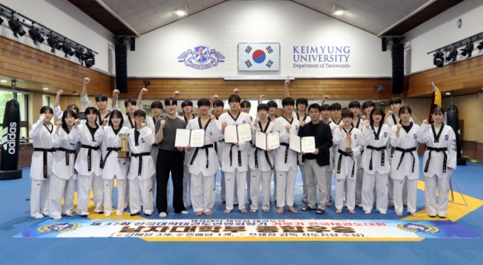 '제47회 한국대학태권도연맹회장기 전국태권도대회'에서 남자대학부 우승을 차지한 계명대 태권도학과 구성원들./사진제공=계명대