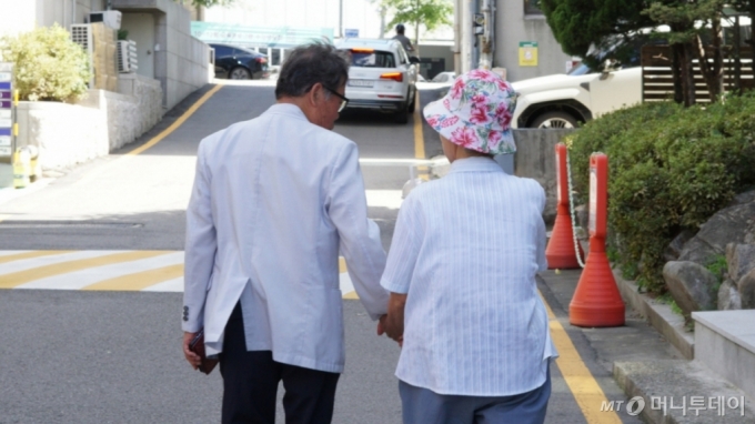 자신을 아빠로 부르는 부인과 사는 김화선씨(86)는 벌써 7번째 경찰에 아내 실종 신고를 했다. 치매에 걸린 부인에게 '사랑을 주는 아빠'가 되기로 했다. /사진=최지은 기자