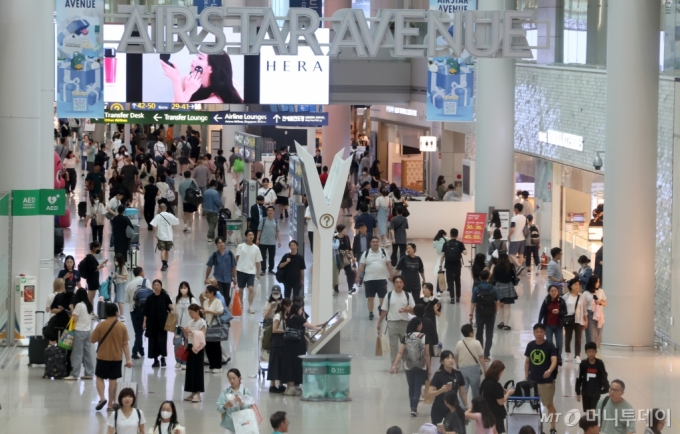 (인천공항=뉴스1) 이동해 기자 = 추석 연휴를 앞둔 12일 오후 인천국제공항 1터미널 출국장 면세구역이 해외 여행을 떠나려는 여행객들로 붐비고 있다.  인천국제공항공사가 지난달 1일부터 7일까지 최근 5년 이내 인천공항을 통해 해외로 나간 적 있는 18세 이상 국민 1270명을 상대로 실시한 ‘2024년 추석 연휴 해외여행 의향 조사’ 결과에 따르면 전체 응답자의 11.2%가 연휴 동안 해외로 여행 갈 계획이 있다고 밝혔다. 이는 2020년 첫 조사를 실시한 이래 가장 높은 수치다. 2024.9.12/뉴스1  Copyright /사진=(인천공항=뉴스1) 이동해 기자