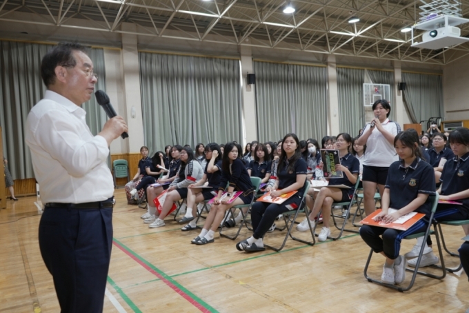 하윤수 부산교육감이 디지털 성폭력·학교폭력 등의 예방을 위한 법 교육을 하고 있다./사진제공=부산교육청