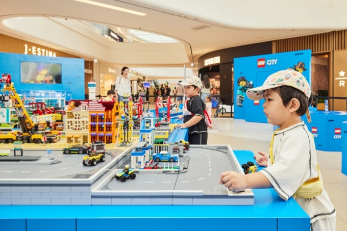  스타필드 안성에서 진행 중인 ‘LEGO CITY : 레고 시티 세상에서 무선조종 체험하기' 팝업스토어에서 어린이 고객들이 ‘액션 디오라마존’을 체험하고 있다./사진제공=신세계프라퍼티