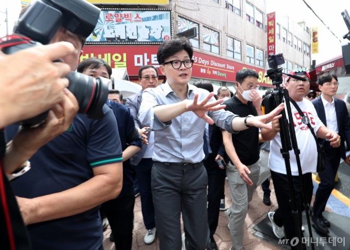 한동훈 국민의힘 대표가 11일 부산 금정구 서동미로시장에서 오찬을 위해 돼지국밥 식당으로 향하고 있다. 2024.9.11/뉴스1  Copyright (C) 뉴스1. All rights reserved. 무단 전재 및 재배포,  AI학습 이용 금지. 