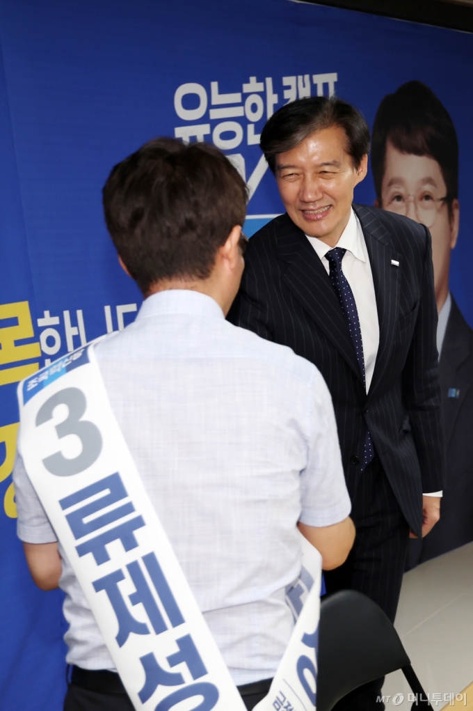 조국 조국혁신당 대표가 11일 부산 금정구 류제성 금정구청장 보궐선거 후보 선거사무실을 방문, 류 후보와 인사하고 있다. 2024.09.11.  /사진=하경민