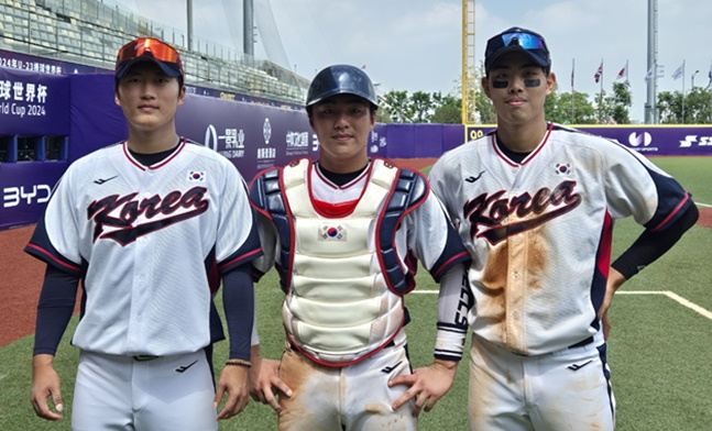 12일 중국전에 활약한 투수 최현석(SSG·왼쪽부터)과 포수 김시앙(키움), 내야수 정대선(롯데). /사진=대한야구소프트볼협회