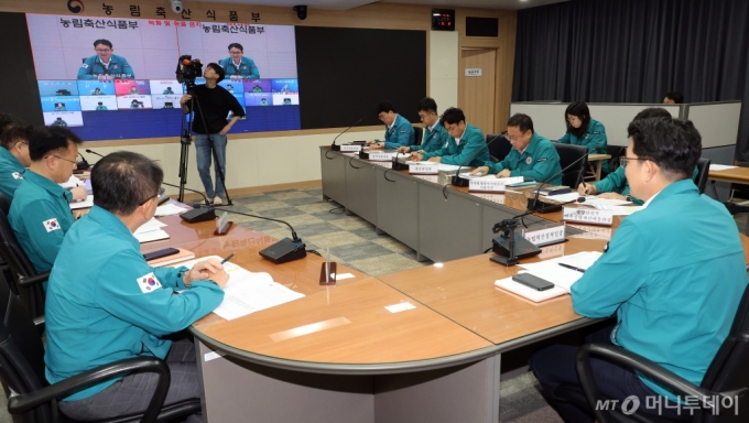 [세종=뉴시스] 강종민 기자 = 김종구 농림축산식품부 농업혁신정책실장이 12일 세종시 정부세종청사 농식품부 재난상황실에서 강원 양구군의 한 한우농장에서 발생한 럼피스킨 관련 가축질병방역대책본부 회의를 주재하고 있다. 2024.09.12. ppkjm@newsis.com /사진=강종민