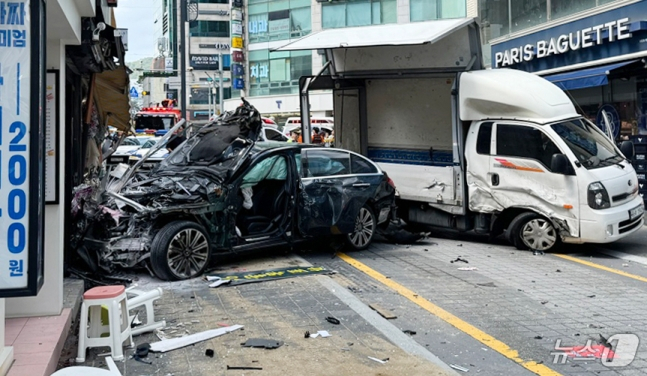 12일 오후 부산 해운대구 어귀삼거리에서 벤츠 차량이 인도로 돌진해 행인 2명이 숨지는 사고가 발생한 가운데 소방대원과 경찰이 현장을 수습하고 있다. /사진=뉴스1