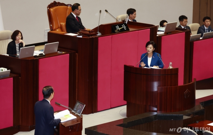 (서울=뉴스1) 김민지 기자 = 국회 보건복지위원회 소속 남인숙 더불어민주당 의원이 12일 오후 서울 여의도 국회 본회의장에서 열린 교육·사회·문화 분야 대정부질문에서 한덕수 국무총리에게 의대 정원 증원과 관련해 질의하고 있다. 2024.9.12/뉴스1  Copyright (C) 뉴스1. All rights reserved. 무단 전재 및 재배포,  AI학습 이용 금지. /사진=(서울=뉴스1) 김민지 기자