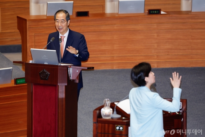 (서울=뉴스1) 안은나 기자 = 한덕수 국무총리가 12일 오후 서울 여의도 국회 본회의장에서 백혜련 더불어민주당 의원의 교육·사회·문화 분야 대정부질문에 답하던 중 백 의원이 주호영 부의장을 향해 한 총리가 의원 질의 중 끼어들고 있다며 항의하고 있다. 2024.9.12/뉴스1  Copyright (C) 뉴스1. All rights reserved. 무단 전재 및 재배포,  AI학습 이용 금지. /사진=(서울=뉴스1) 안은나 기자