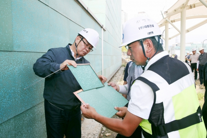 홍남표 창원특례시장(왼쪽)이 민주주의전당 건립 상황을 점검하고 있다./사진제공=창원특례시