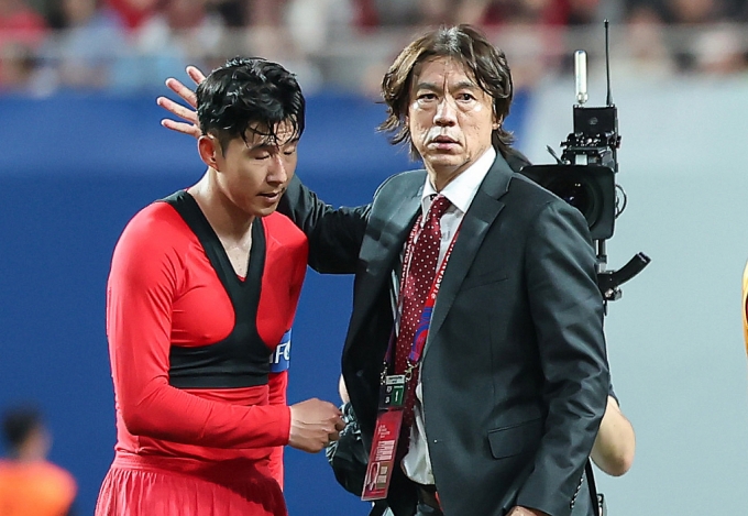 홍명보 대한민국 축구대표팀 감독이 5 5일 오후 서울 마포구 서울월드컵경기장에서 열린 2026 국제축구연맹(FIFA) 북중미 월드컵 아시아 3차 예선 B조 1차전 대한민국과 팔레스타인의 경기에서 0대0 무승부 후 손흥민을 격려하고 있다. /사진=뉴스1