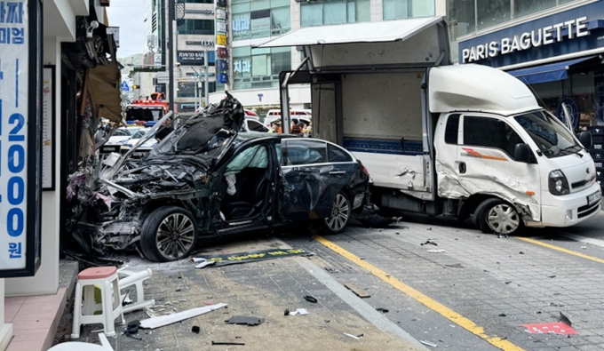 12일 오후 부산 해운대구에서 벤츠 차량이 인도로 돌진해 행인 2명이 숨지는 사고가 발생한 가운데 소방대원과 경찰이 현장을 수습하고 있다./사진=뉴스1(부산소방재난본부 제공) 