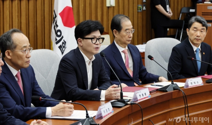 [서울=뉴시스] 조성우 기자 = 한동훈(왼쪽 두 번째) 국민의힘 대표가 12일 오후 서울 여의도 국회에서 열린 지역·필수의료체계 개선을 위한 당정협의회에서 발언하고 있다. 왼쪽부터 추경호 원내대표, 한동훈 대표, 한덕수 국무총리, 이주호 사회부총리 겸 교육부 장관. 2024.09.12. xconfind@newsis.com /사진=조성우