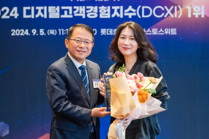 '디지털 고객 경험지수(DCXI)' 인증 수여식에서 한국표준협회 강명수 회장(왼쪽)과 삼성전자 이보나 상무가 기념 촬영을 하고 있다./사진=삼성전자