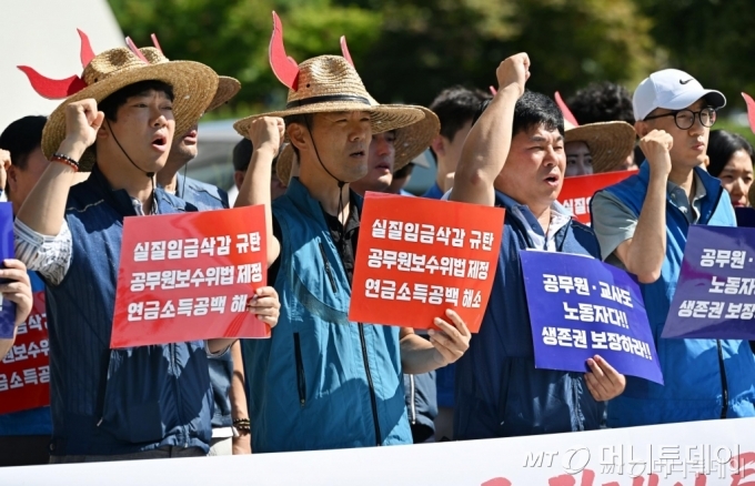 [광주=뉴시스] 이영주 기자 = 공무원·교원 생존권 쟁취 공동투쟁위원회가 28일 오전 광주 서구 광주시청 앞에서 열린 기자회견에서 정부의 공무원보수위원회법 제정 촉구와 공무원 실질임금 삭감 등을 규탄하고 있다. 2024.08.28 leeyj2578@newsis.com /사진=