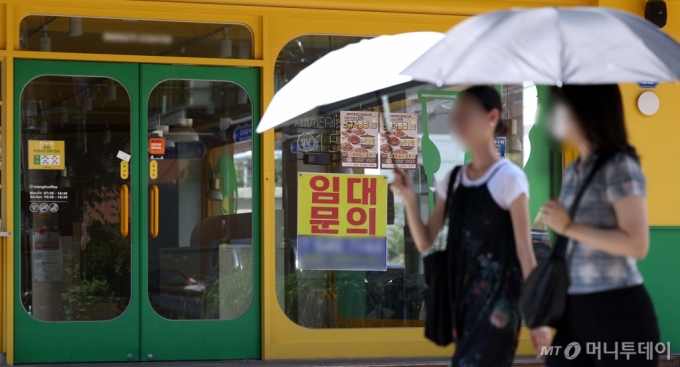 [서울=뉴시스] 김선웅 기자 =  19일 서울 소재 상가 밀집지역의 한 매장에 임대안내가 붙어 있다. 2024.08.19. /사진=김선웅