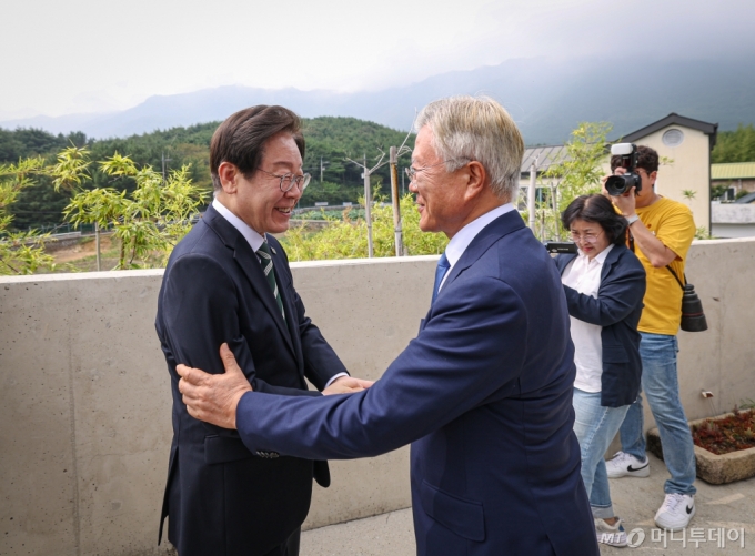 [서울=뉴시스] 권창회 기자 = 이재명 더불어민주당 대표와 문재인 전 대통령이 8일 경남 양산시 하북면 평산마을 문 전 대통령 사저에서 악수를 하고 있다. (사진=더불어민주당 제공) 2024.09.08. photo@newsis.com *재판매 및 DB 금지 /사진=