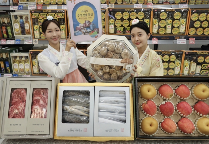 이마트 매장에서 모델들이 이마트 '추석 선물세트'를 소개하고 있다. /사진제공=이마트