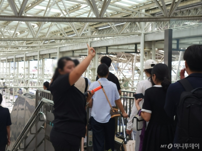 곧 출발을 앞둔 기차 플랫폼으로 내려가는 에스컬레이터 앞에는 코레일 직원이 "2줄로 서세요"라고 외치며 질서 유지에 한창이었다. 어린 두 자녀를 둔 한 아버지는 탑승 시간이 임박한지 급하게 둘째 딸을 안아 들더니 아들 손을 잡고 계단을 뛰어 내려갔다./사진=최지은 기자