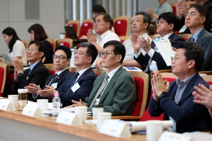 [서울=뉴시스] 김선웅 기자 = 이창용 한국은행 총재가 27일 서울 관악구 서울대학교 우석경제관에서 열린 '지역균형발전 정책과 교육 정책의 패러다임 변화-행정제도 및 입시제도 개편을 중심으로' 서울대 국가미래전략원-한국은행 공동 심포지엄에 참석해 박수를 치고 있다. 2024.08.27. /사진=김선웅