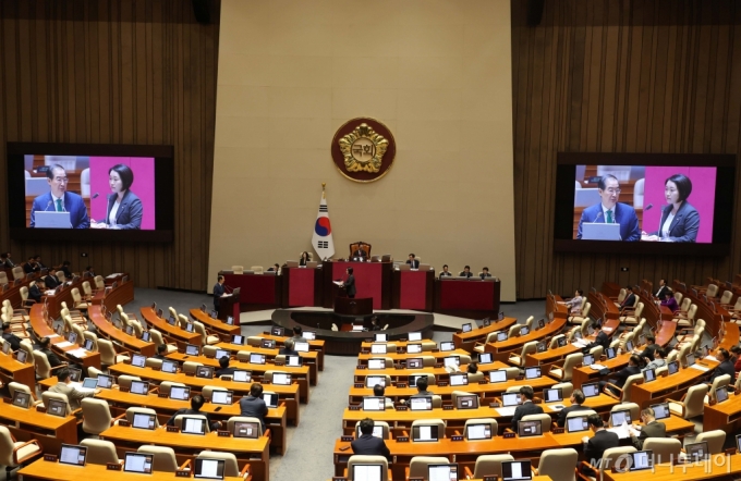 [서울=뉴시스] 조성봉 기자 = 이소영 더불어민주당 의원이 11일 오후 서울 여의도 국회에서 열린 제418회국회(정기회) 제6차 본회의 대정부질문(경제)에서 한덕수 국무총리에게 질의를 하고 있다. 2024.09.11. suncho21@newsis.com /사진=조성봉