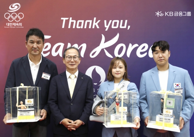 13  øũڿ  &#039;ť  ڸ(Thank You, TEAM KOREA)&#039; 翡   ƹ Գ(ʿ ù°),  KB׷ ȸ(ʿ ι°),  (ʿ °), ̿ȣ (ʿ ׹°)  Կ ϰ ִ. /=KB