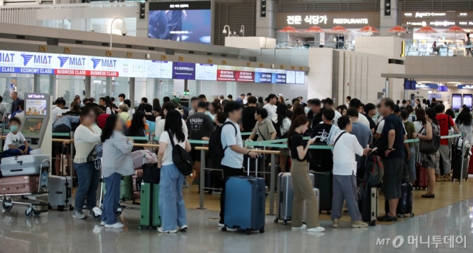 (인천공항=뉴스1) 이승배 기자 = 추석 연휴를 앞둔 13일 인천국제공항 출국장에서 이용객들이 탑승수속을 위해 줄 서 있다.  인천공항공사에 따르면 추석 연휴를 맞아 13~18일 엿새간 일평균 20만 1000명의 여객(총여객 120만 4000명)이 인천공항을 이용할 것으로 전망된다. 이 경우 역대 추석 연휴 최다 이용객 기록을 경신할 것으로 보인다. 추석 연휴 기간 중 이용객이 가장 많은 날은 18일로서 21만 3000명의 여객이 인천공항을 이용할 것으로 보인다는 게 공항 측 설명이다. 2024.9.13/뉴스1  Copyright /사진=(인천공항=뉴스1) 이승배 기자