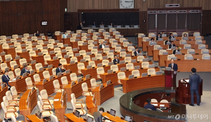 [서울=뉴시스] 권창회 기자 = 12일 오후 서울 여의도 국회에서 열린 제418회국회(정기회) 제7차 본회의 대정부질문(교육·사회·문화)에서 의원들의 자리가 비어 있다. 2024.09.12. kch0523@newsis.com /사진=권창회