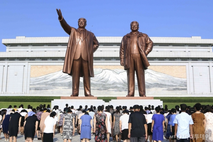 지난달 15일 북한 평양 시민들이 제79주년 조국해방절을 맞아 만수대언덕을 찾아 김일성(왼쪽)과 김정일 동상을 참배하고 있다. / 사진=뉴시스