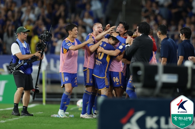 선제골 후 기뻐하는 울산 선수단. /사진=한국프로축구연맹 제공