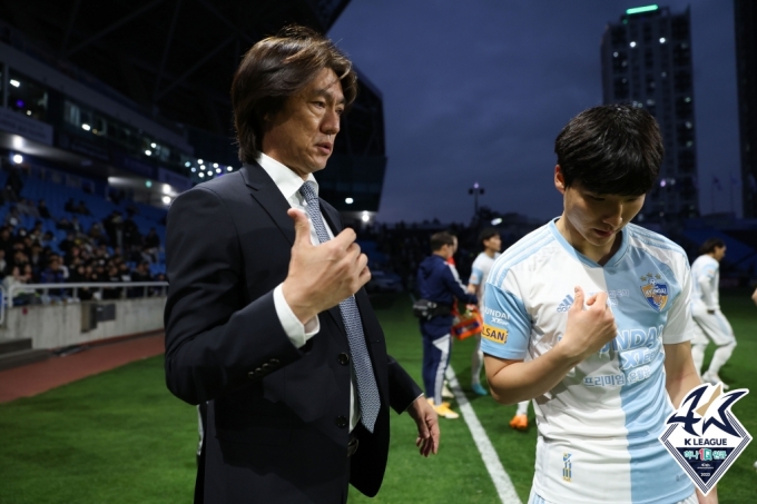 홍명보(왼쪽) 감독과 강윤구. /사진=한국프로축구연맹 제공