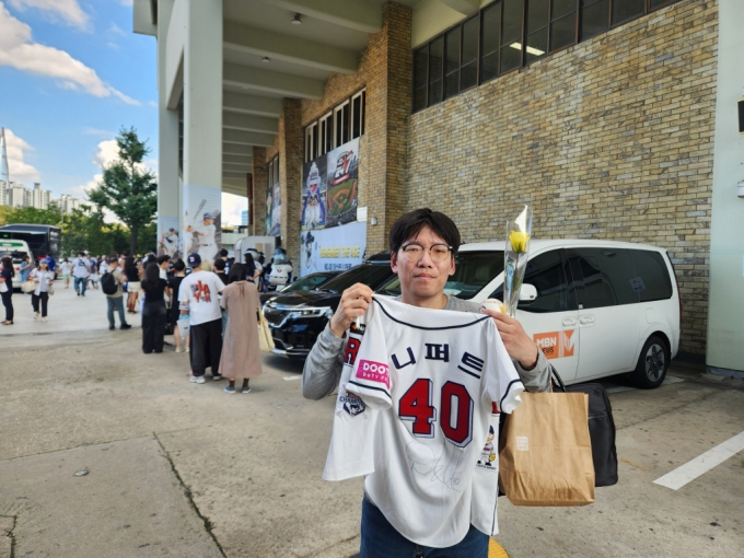 팬 사인회에 참가한 두산과 니퍼트의 팬 김민성씨. /사진=안호근 기자