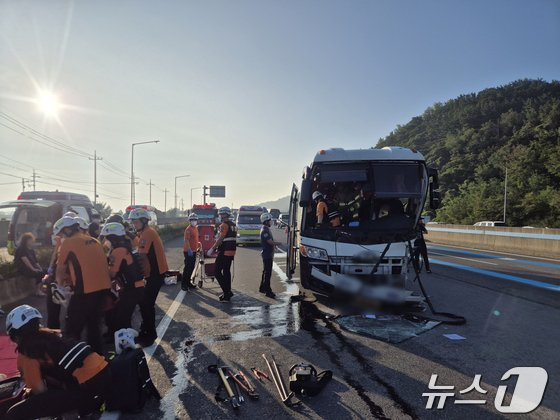 14일 오전 남해2지선 고속도로 창원방향 서부산톨게이트 부근에서 고속도로가 가드레일을 들이받는 사고가 나 소방대원들이 부상자를 옮기고 있다. /사진=뉴스1(부산경찰청 제공).