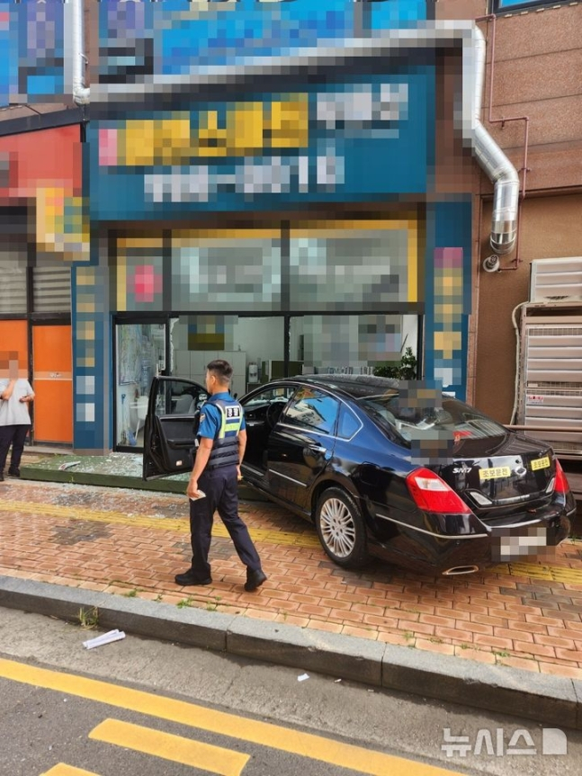 '초보운전' 딱지 승용차, 김포 상가 건물로 돌진…"운전 미숙"