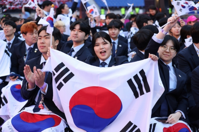 2024 프랑스 국제기능올림픽에 출전한 한국 국가대표 선수단이 15일(현지시간) 리옹 그루파마 스타디움에서 열린 폐막식에 참석해 환하게 웃고 있다.  /사진제공= 국제기능올림픽대회 조직위원회