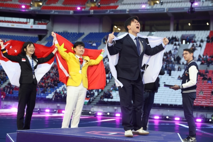 2024 프랑스 국제기능올림픽에 출전한 한국 선수가 15일(현지시간) 리옹 그루파마 스타디움에서 열린 시상식에서 금메달을 수상하며 포효하고 있다. /사진제공= 국제기능올림픽대회 조직위원회