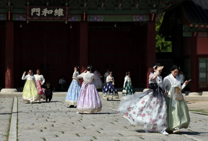  16일 오전 서울 경복궁에서 한복을 차려입은 관광객들이 카메라에 추억을 새기고 있다. /사진=뉴스1