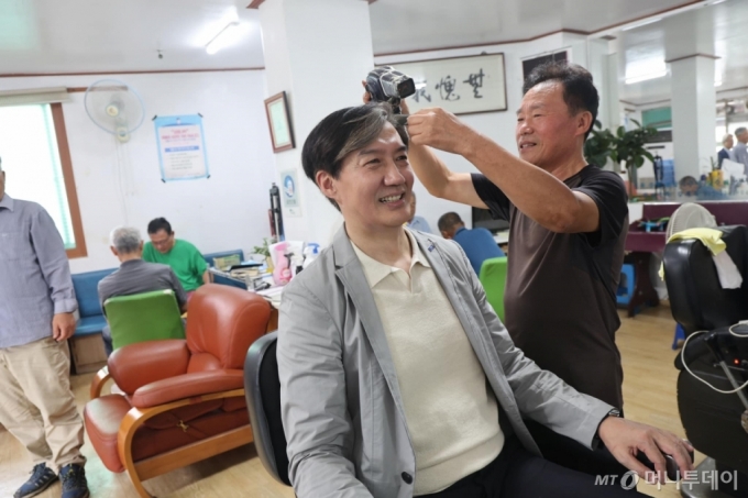 조국 조국혁신당 대표가 16일 전남 곡성 석곡면 삼성이용원에서 이발을 하고 있다. /사진=조국 조국혁신당 페이스북