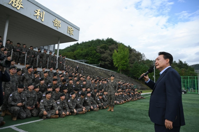 윤석열 대통령이 추석 명절인 17일 강원 화천군 육군 15사단을 방문해 장병들과 기념촬영을 마친 뒤 격려발언 하고 있다. /사진=대통령실 제공