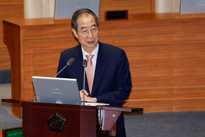 한덕수 국무총리가 12일 오후 서울 여의도 국회 본회의장에서 김미애 국민의힘 의원의 교육·사회·문화 분야 대정부질문에 답변하고 있다./사진제공=뉴스1