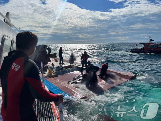 지난 16일 오전 7시36분쯤 전북 군산시 십이동파도 남쪽 7.5㎞에서 35톤 어선이 전복되는 사고가 발생해 해경이 구조 작업을 벌이고 있다. 해경은 선원 8명 전원을 구조했으며 3명은 의식이 없는 상태다. (해경 제공) /사진=뉴스1 