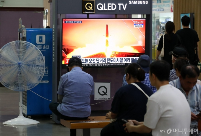  추석 연휴 마지막 날인 18일 오전 대구 동구 동대구역 대합실에서 시민들이 북한의 미사일 도발 관련 뉴스를 시청하고 있다. 2024.9.18/뉴스1  Copyright (C) 뉴스1. All rights reserved. 무단 전재 및 재배포,  AI학습 이용 금지. 