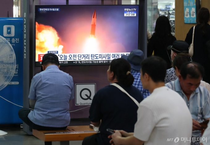  추석 연휴 마지막 날인 18일 오전 대구 동구 동대구역 대합실에서 시민들이 북한의 미사일 도발 관련 뉴스를 시청하고 있다. 2024.9.18/뉴스1  Copyright (C) 뉴스1. All rights reserved. 무단 전재 및 재배포,  AI학습 이용 금지. 